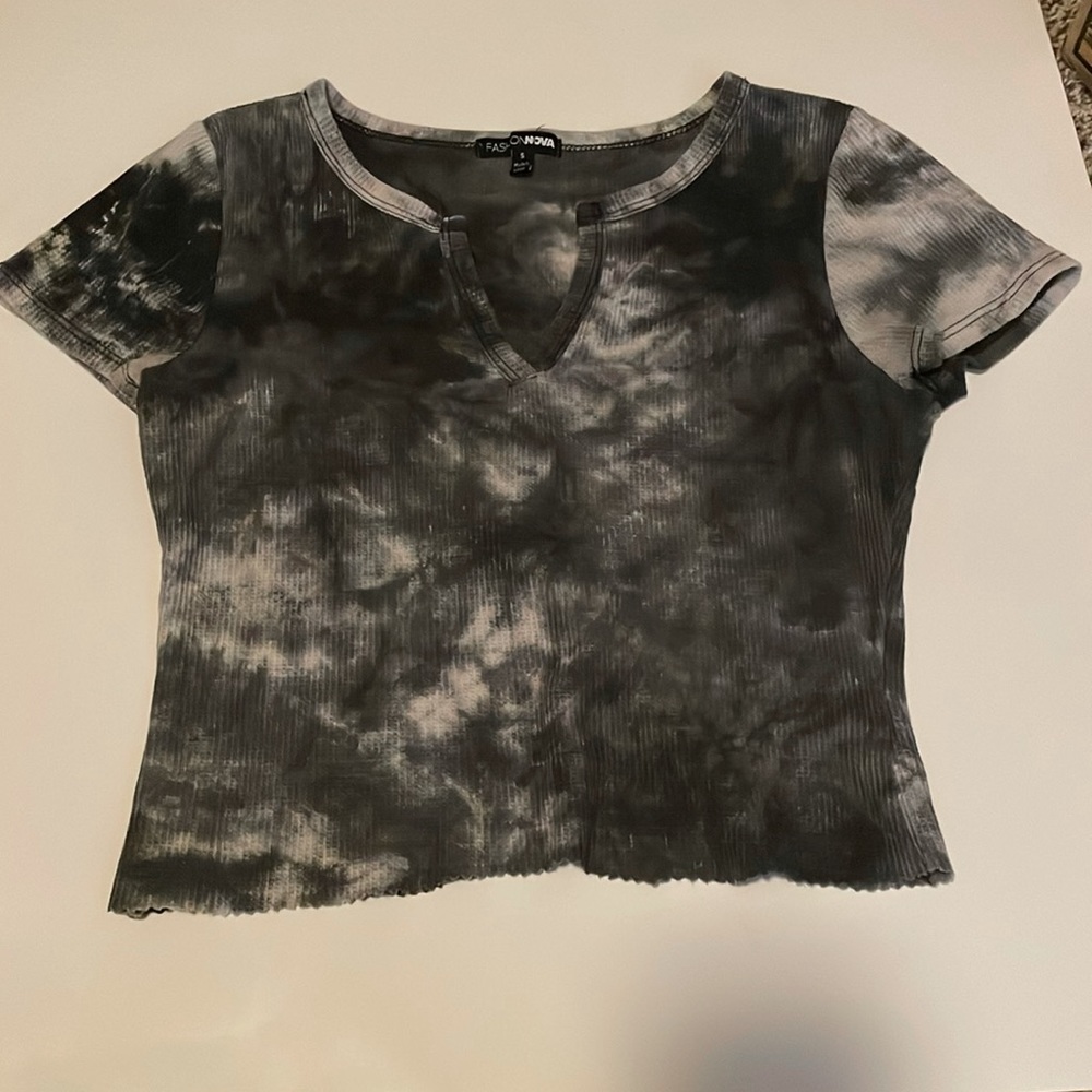 Fashion Nova, grey tie dye crop top, size small